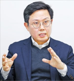 "관료시절 예산안만 10번 편성…유능한 카지노 슬롯머신 게임 가공업자 되겠다"