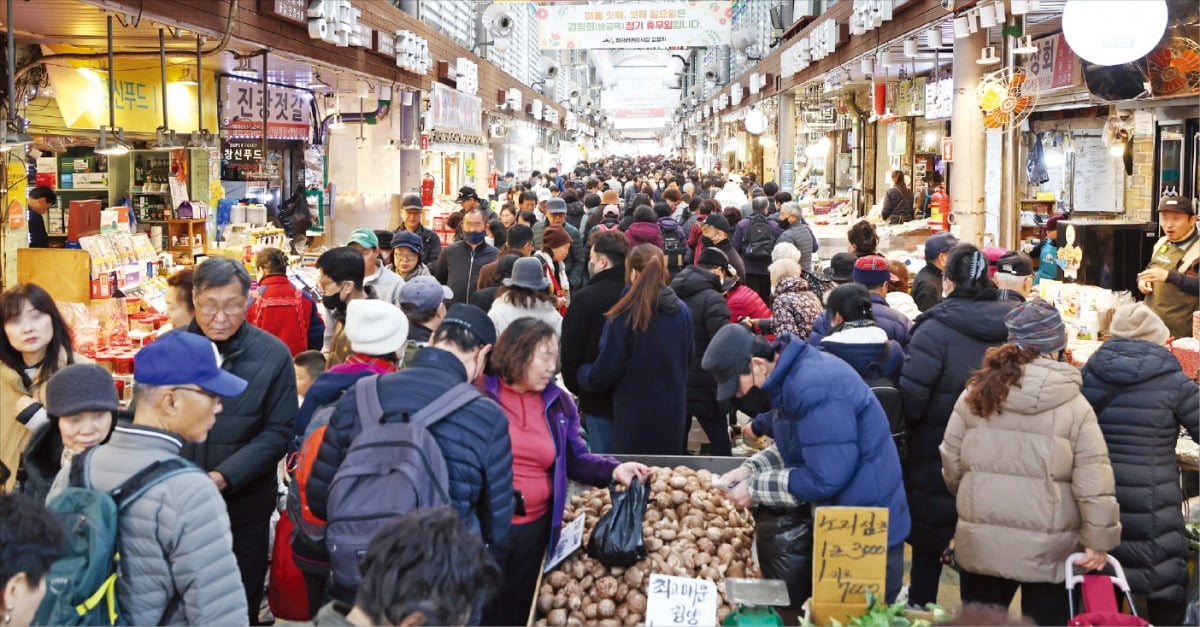 [포토] 설 앞두고 농수산물 할인…북적이는 재래시장 