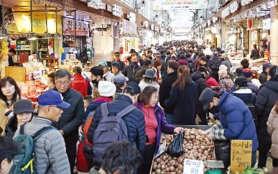  설 앞두고 농수산물 할인…북적이는 재래시장