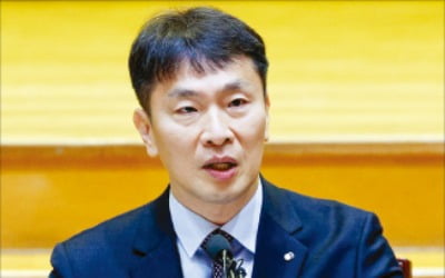 "PF 책임 회피 땐 퇴출 불사"…이복현, 금융회사에 경고장