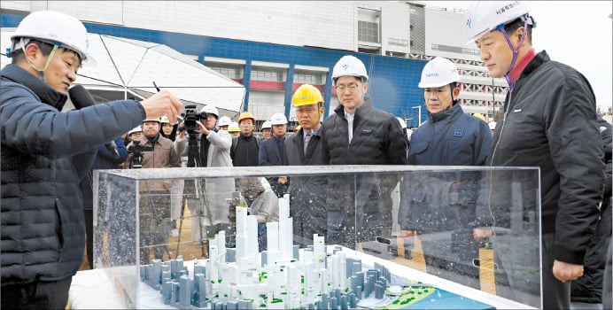 서울시가 용산국제업무지구 개발 계획을 발표한 5일 오세훈 시장(오른쪽)이 용산정비창 부지 개발 모형을 살펴보고 있다.  강은구 기자 