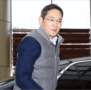 이재용 삼성전자 회장이 6일 서울김포비즈니스항공센터에 들어서고 있다. 	 뉴스1 