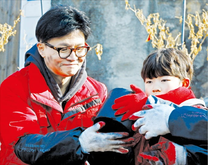 [포토] 연탄 봉사 간 한동훈, 용산역 간 이재명…與野, 설 민심 잡기 총력