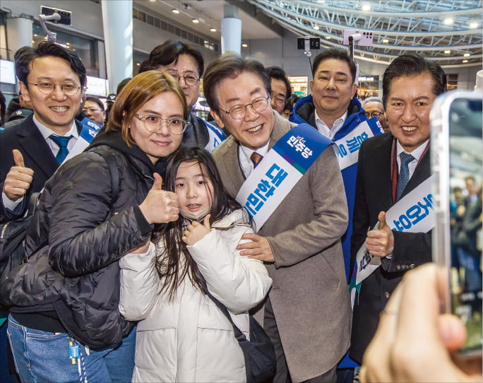 [포토] 연탄 봉사 간 한동훈, 용산역 간 이재명…與野, 설 민심 잡기 총력