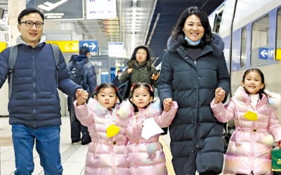 [포토] 다둥이 가족의 설레는 귀성길