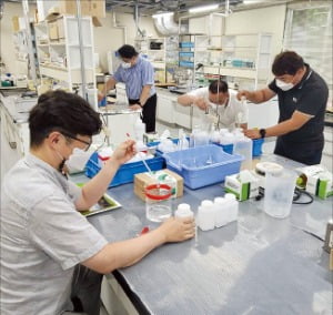 영진전문대 전문 기술 석사과정생들이 일본 간토학원대 연구소에서 알루미늄 부식 표면처리 실습을 하고 있다.   영진전문대 제공 