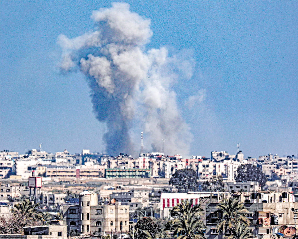 이스라엘방위군(IDF)이 11일(현지시간) 가자지구 최남단 라파 지역을 공습한 뒤 도심 중앙에서 폭격으로 연기가 피어오르고 있다.   AFP연합뉴스 