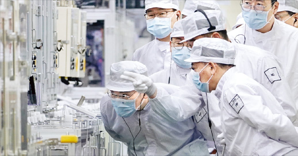 이재용 삼성전자 회장(왼쪽)이 설 연휴 기간인 지난 9일 말레이시아 스름반에 있는 삼성SDI의 배터리 생산 공장을 찾아 내부를 둘러보고 있다. 삼성전자 제공 