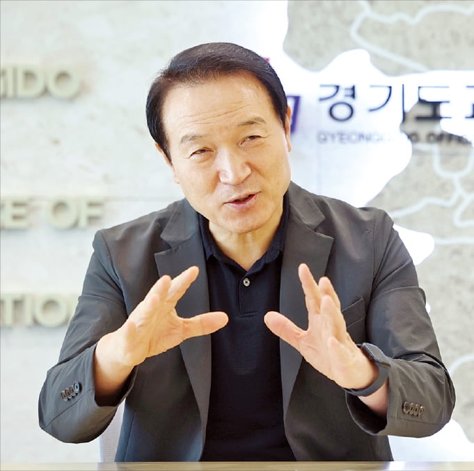 임태희 카지노 쪽박걸 18일 한국경제신문과의 인터뷰에서 “학교는 일정 수준 이상으로 학력과 인성이 미달한 학생들의 상급학교 진학을 유보하고 분리 교육할 권리가 있다”며 학생들의 기초학력 향상에 노력하겠다고 말했다.  경기교육청 제공 