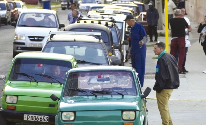 < 연료부족으로 길거리 서있는 자동차들 >  쿠바의 운전자들이 지난 2일 수도 아바나에서 주유하기 위해 대기하고 있다. 쿠바는 극심한 식량난과 함께 에너지 대란을 겪고 있다. /AP연합뉴스  