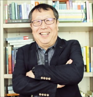 [책마을] "강연비와 원고료까지 쏟아부어 25년간 잡지 내려 열심히 버텼죠"