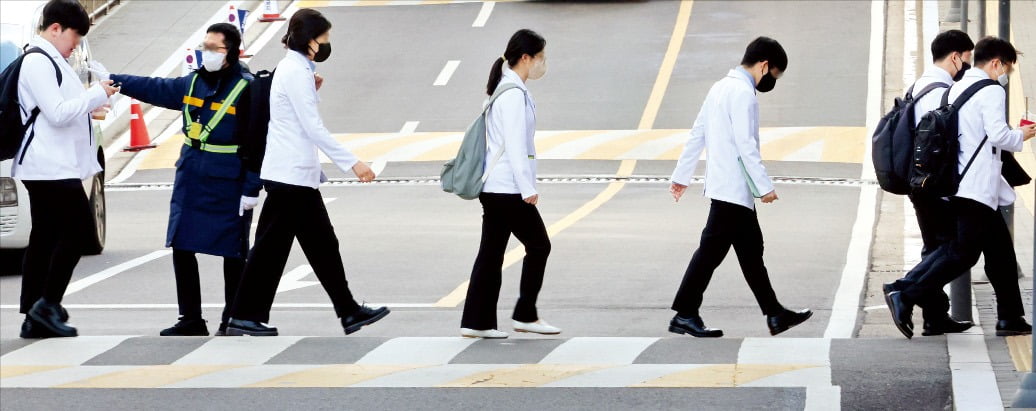 환자 남겨둔 채…결국 병원 등지는 의사들