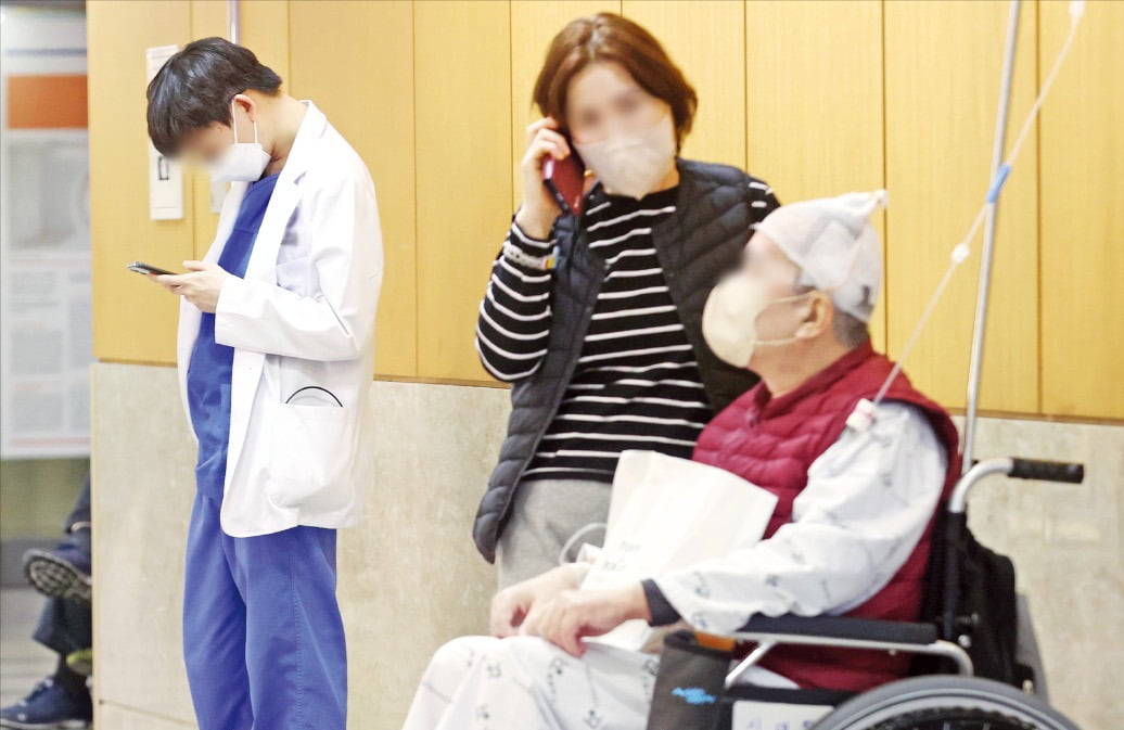 < 의사만 바라보는 환자 > 16일 서울의 한 대학병원에서 환자가 휠체어에 앉아 진료를 기다리고 있다. 대학병원 전공의들의 집단사직 여파로 의료 대란 우려가 커지자 의료계 내부에서도 비판의 목소리가 높아지고 있다.   /최혁 기자 