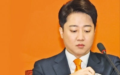 에볼루션 카지노 사이트 '정면 충돌'…"이준석은 전두환" vs "격한 모습 보이면 통합 아냐"