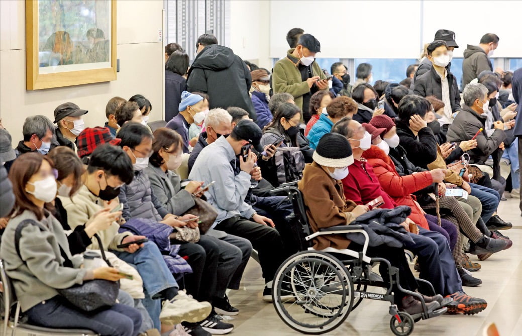 < ‘의사 만날 수 있을까’ > 전국 주요 병원 전공의들의 집단사직으로 수술이 취소되는 등 환자 피해가 속출하고 있다. 19일 서울의 한 대학병원에서 시민들이 진료를 기다리고 있다.  최혁 기자 