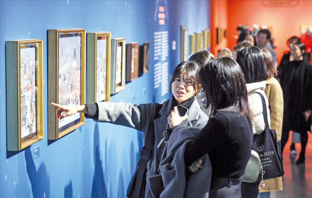 20일 서울 서초동 예술의전당 한가람디자인미술관에서 열리고 있는 특별전 ‘미셸 들라크루아, 파리의 벨 에포크’. 관람객들이 작품을 감상하고 있다.  최혁 기자 