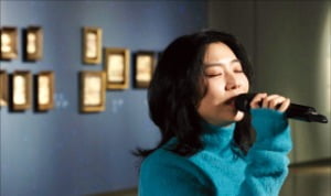 전시장에서 노래하는 가수 스텔라 장. 