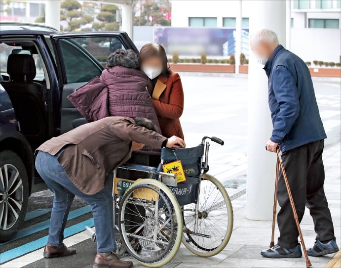 < 환자는 강제 퇴원 > 20일 대전의 한 종합병원에서 강제퇴원 통보를 받은 환자가 병원을 떠나고 있다.  뉴스1 