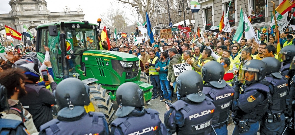 [포토] 스페인에도 번진 농민 시위…경찰과 일촉즉발 대치  