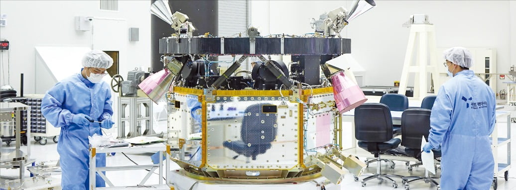 한화에어로스페이스의 자회사인 쎄트렉아이 연구원들이 지난 21일 대전 본사에서 상용 지구관측위성 ‘스페이스아이-T’를 제작하고 있다.   /쎄트렉아이 제공 