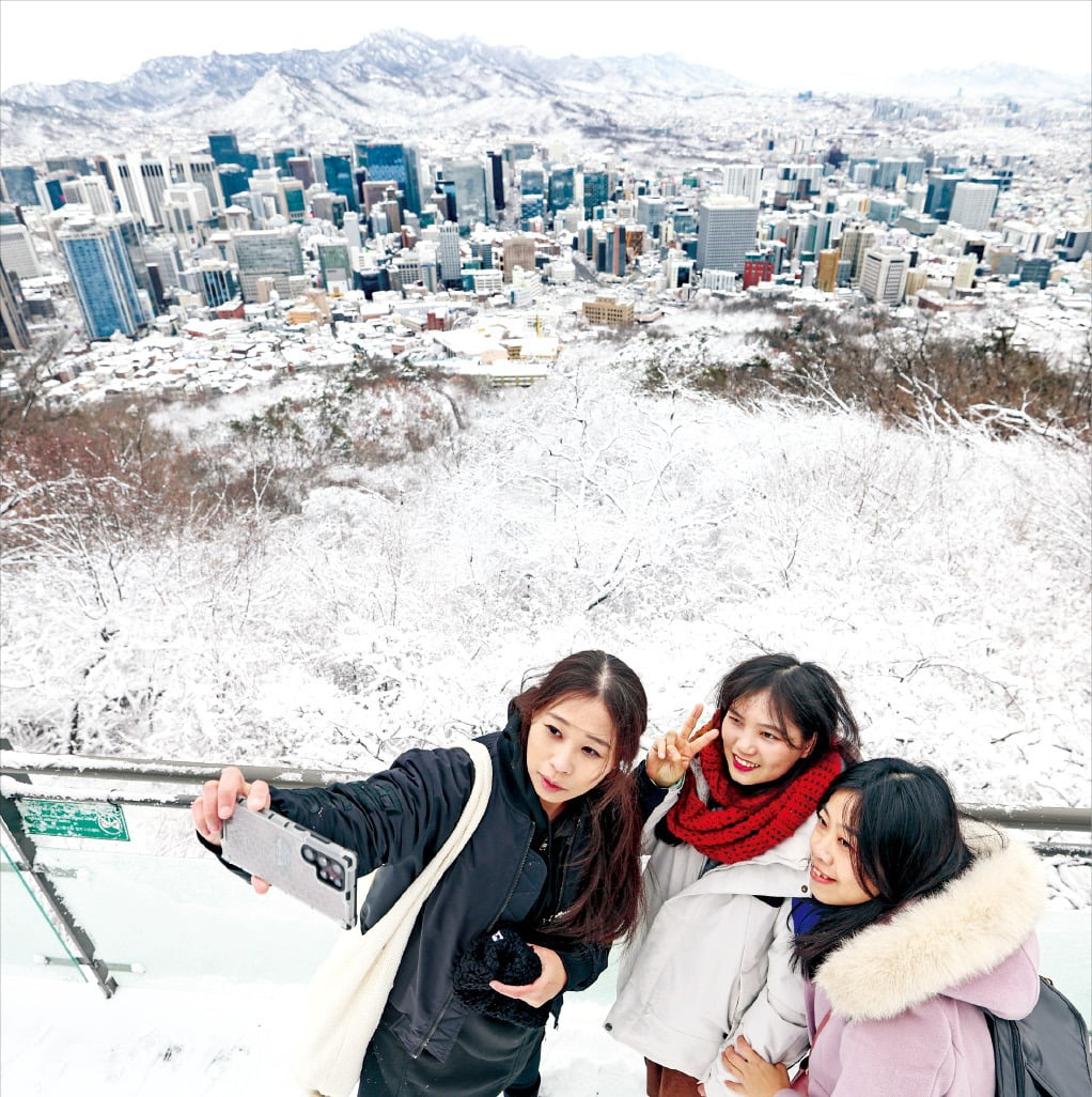 [포토] 눈 쌓인 서울 도심…추억 한장 ‘찰칵’