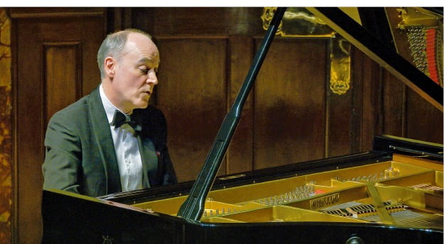 피아니스트 레온 매컬리가 지난 7일 영국 런던 위그모어홀에서 연주하고 있다.  /위그모어홀 제공 