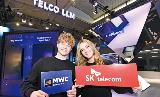 26일 스페인 바르셀로나에서 세계 최대 통신기술 전시회 ‘모바일월드콩그레스(MWC 2024)’가 개막한다. SK텔레콤이 행사장에서 주요 전시 아이템을 소개하고 있다.  SK텔레콤 제공 