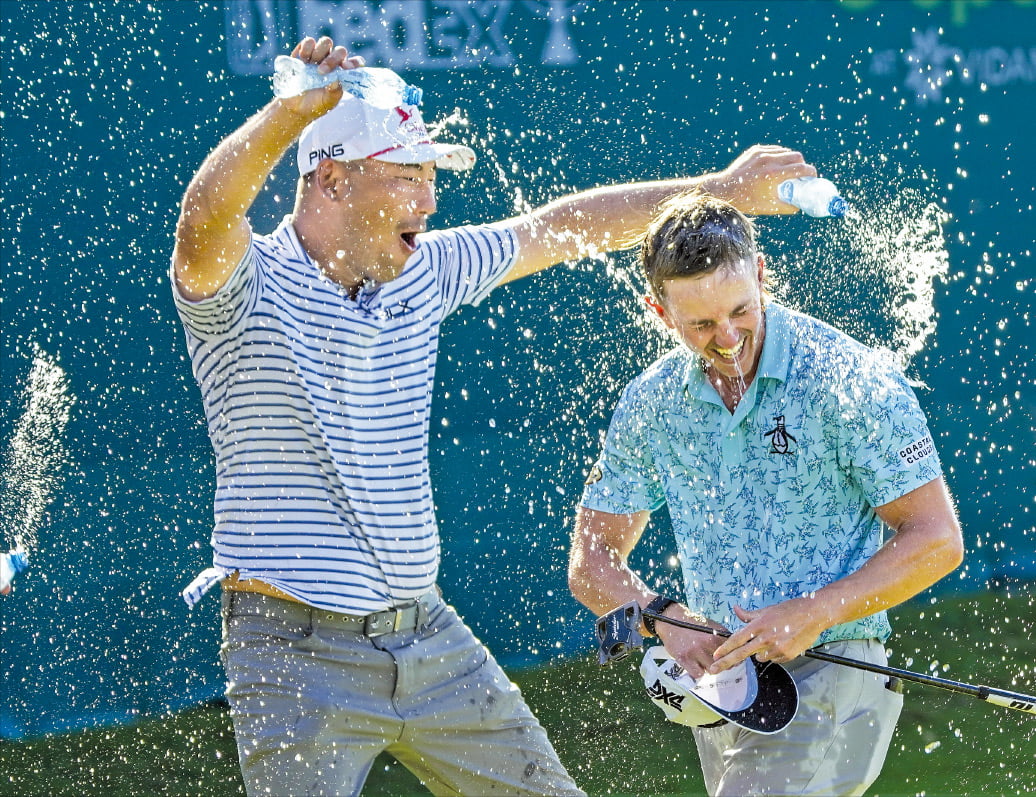 제이크 냅(오른쪽)이 26일(한국시간) PGA투어 멕시코오픈에서 우승을 확정지은 뒤 동료들로부터 축하 물세례를 받고 있다.  AP연합뉴스 