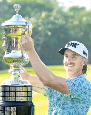 제이크 냅이 26일(한국시간) PGA투어 멕시코오픈 우승컵을 들고 환하게 웃고 있다.  AP연합뉴스 