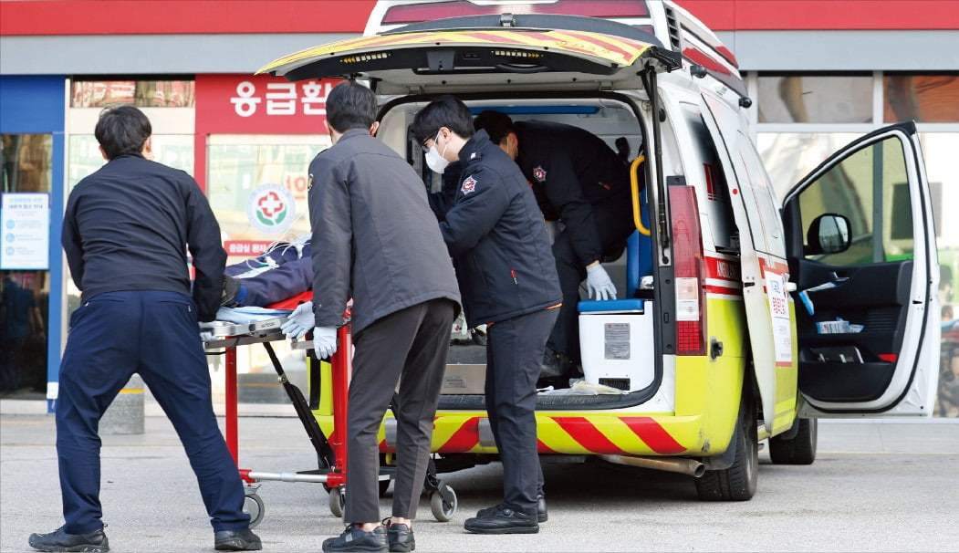 < 몇시간 헤매다… > 전공의가 의료 현장을 떠난 지 1주일째를 맞은 26일 광주 동구 전남대병원 응급실 앞에서 119 구급대가 위급환자를 이송하고 있다.  연합뉴스 