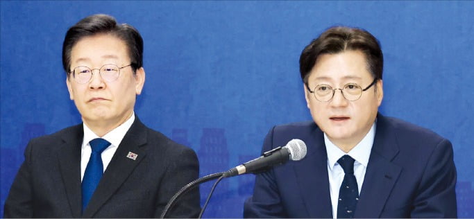 < ‘투톱 갈등설’ 속…인천시당 최고위 > 홍익표 더불어민주당 원내대표(오른쪽)가 26일 인천 남동구 인천시당에서 열린 현장 최고위원회의에서 이재명 대표가 참석한 가운데 발언하고 있다. 김병언 기자 