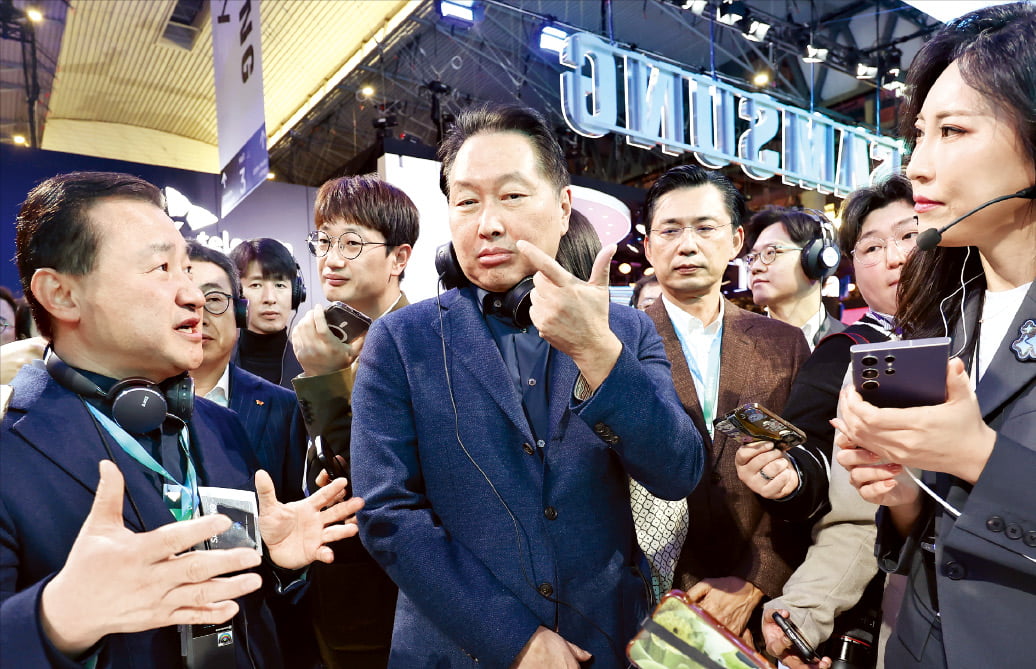 [포토] 막오른 '카지노 바카라 2024'…삼성 부스 찾은 최태원