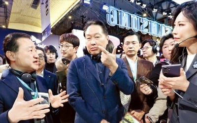 [포토] 막오른 'MWC 2024'…삼성 부스 찾은 최태원