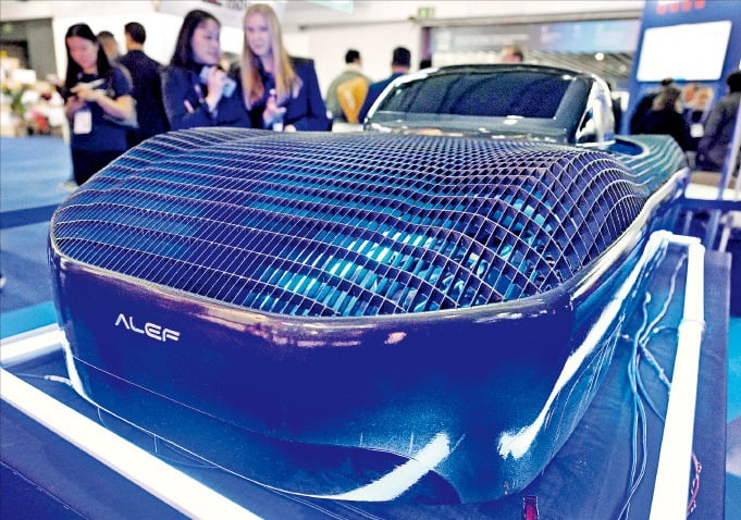 < 하늘을 나는 자동차 > 미국 모빌리티 스타트업 알레프 에어로노틱스가 26일 ‘MWC 2024’에서 공개한 세계 최초의 플라잉카 ‘모델A’ 시제품.  AFP연합뉴스 