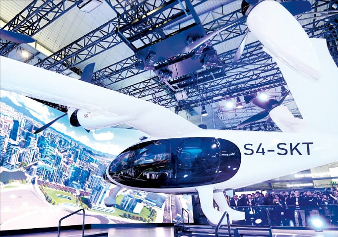 < SK텔레콤 UAM > SK텔레콤 부스에 전시된 실물 크기의 도심항공교통(UAM) 기체 시뮬레이터. 미국 에어택시 개발 업체 조비에비에이션이 공동 제작했다.  사진공동취재단 