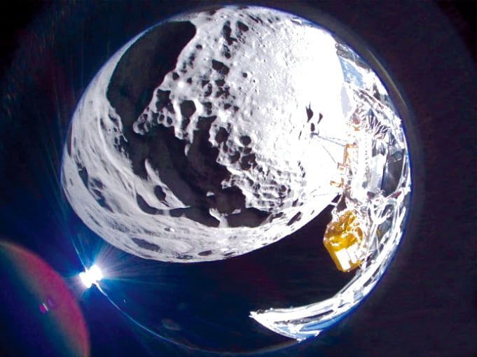 최초의 민간 달 착륙선 오디세우스가 지난주 촬영한 달의 쇰베르거 분화구 모습.  인튜이티브머신스 제공 