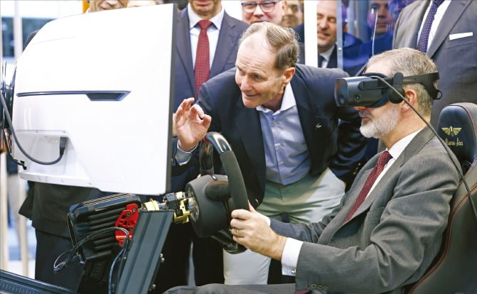 [포토] 가상운전 XR기기 체험하는 스페인 국왕 