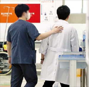 27일 대구 한 대학병원 응급실에서 PA간호사가 의사의 등을 토닥이고 있다.  연합뉴스 