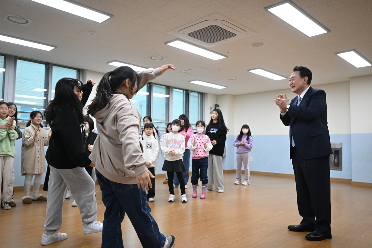 윤석열 대통령이 경기도 하남시 신우초등카지노 룰렛에서 늘봄카지노 룰렛 프로그램인 방송댄스를 참관하고 있다. 사진=대통령실사진기자단