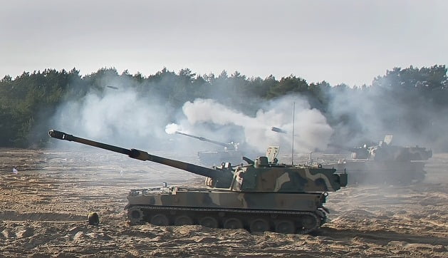 2023년 3월 23일(현지 시간) 폴란드 토룬 포병사격장에서 한국이 수출한 K9 자주포가 표적을 향해 포탄을 발사하고 있다. 사진=국방부 제공
