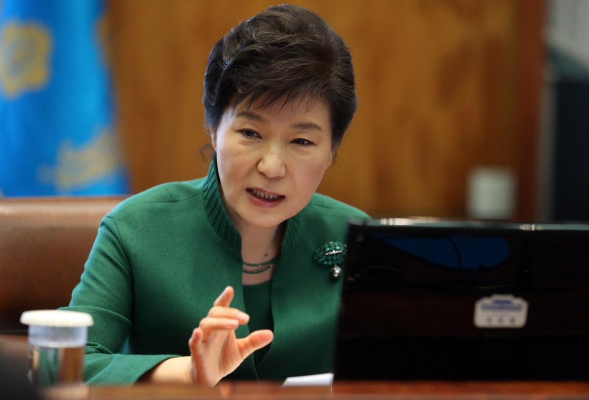 박근혜 대통령이 2015년 2월 청와대에서 열린 수석비서관회의를 주재하며 발언하고 있다. 사진=연합뉴스