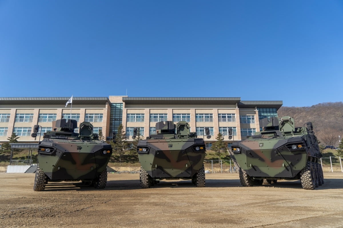 현대로템 관계자들이 육군 25사단 장병들에게 차륜형지휘소용차량 교육을 진행하는 모습. 사진=현대로템