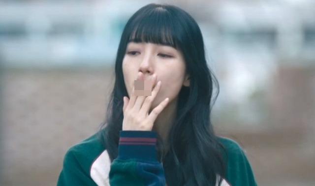 넷플릭스 드라마에 출연한 배우 수지가 흡연 연기를 하고 있다.  사진=넥플릭스