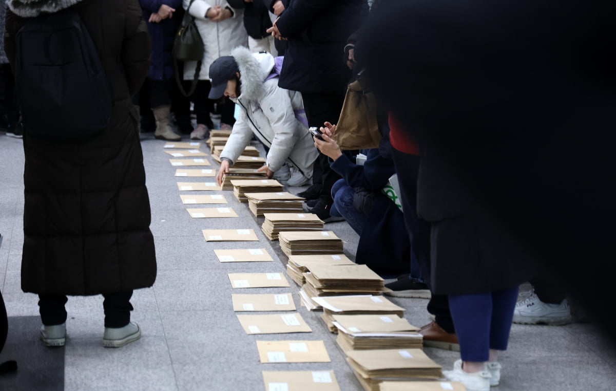 1월 30일 국회 소통관에 홍콩지수 ELS 피해자 모임이 국회의원들에게 보낼 탄원서가 놓여 있다. /한국경제신문 김병언 기자