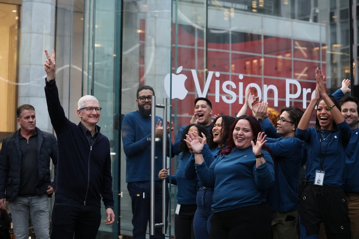 팀 쿡 애플 최고경영자(CEO)가 직원들과 함께 2월 2일 출시된 비전프로 헤드셋을 구입하기 위해 미국 뉴욕 5번가의 애플스토어를 방문한 고객들을 맞이하고 있다. 사진=로이터·연합뉴스