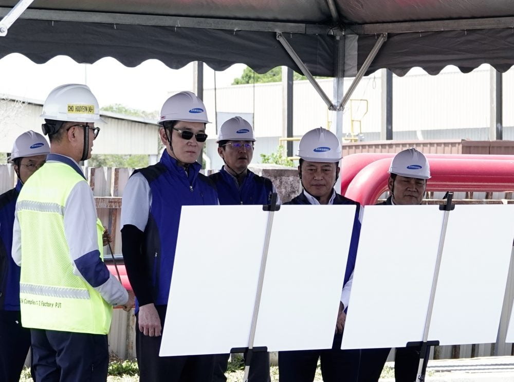 이재용 삼성전자 회장이 최윤호 삼성SDI 사장 등과 함께 지난 9일 말레이시아 스름반 삼성SDI 생산법인 2공장을 점검했다. 사진=삼성전자