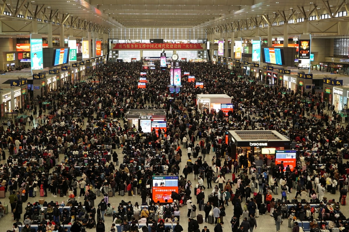5일 춘절을 맞아 중국인들이 상하이 홍차오 기차역에서 기차를 기다리고 있다. 사진=연합뉴스
