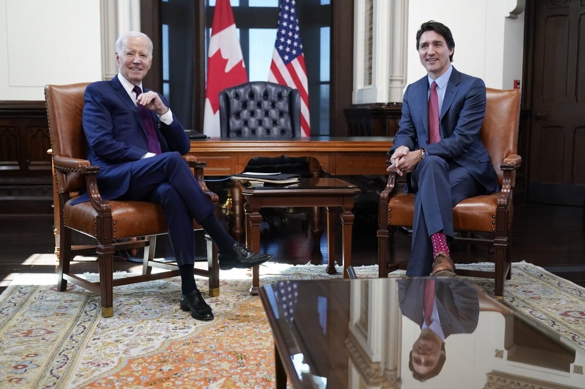쥐스탱 트뤼도 총리가 2023년 3월 24일(현지 시간) 캐나다를 방문한 조 바이든 미국 대통령과 대담을 나누고 있다. 사진=AP·연합뉴스