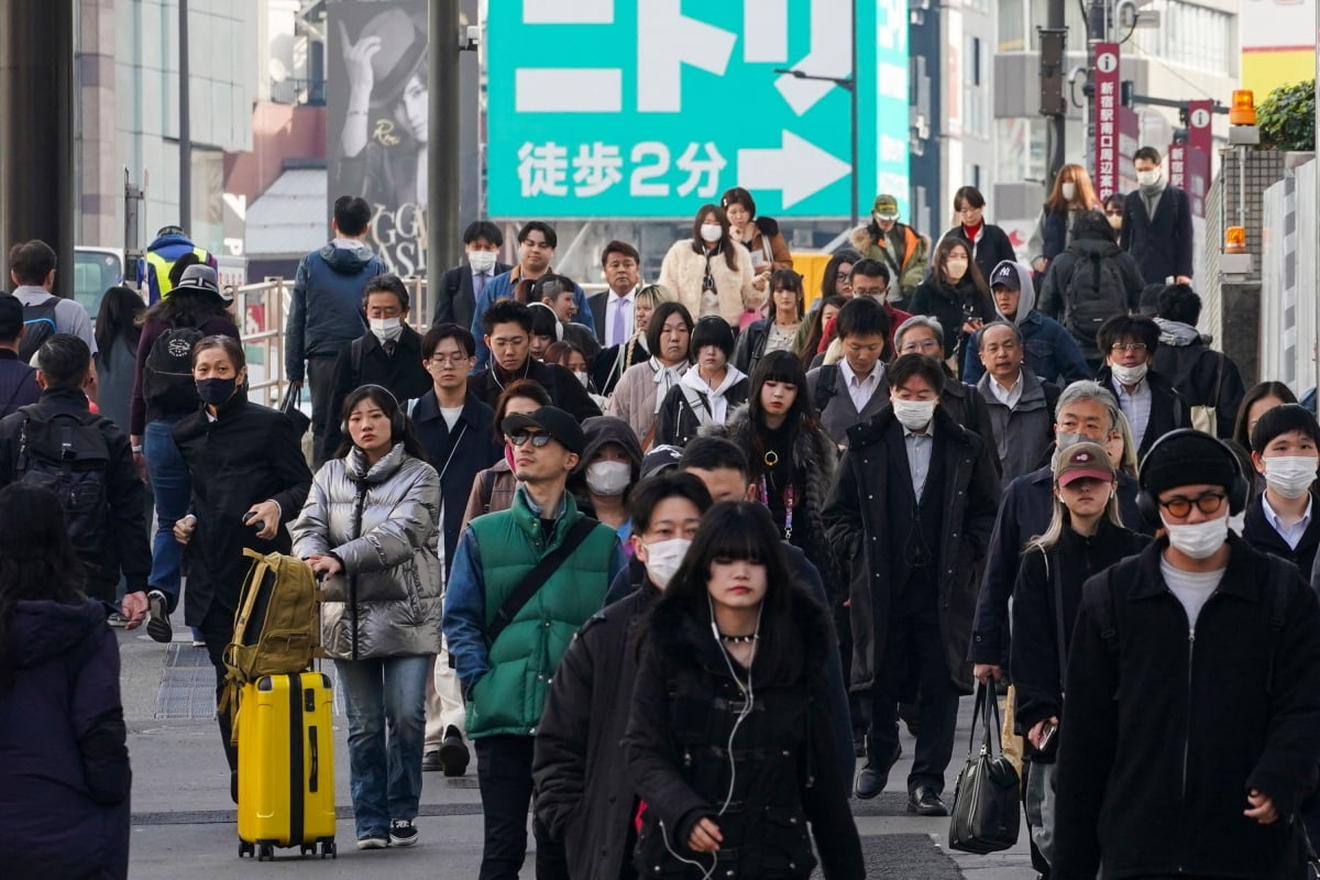 15일 일본 도쿄 거리를 걷는 시민들. 사진=한경DB