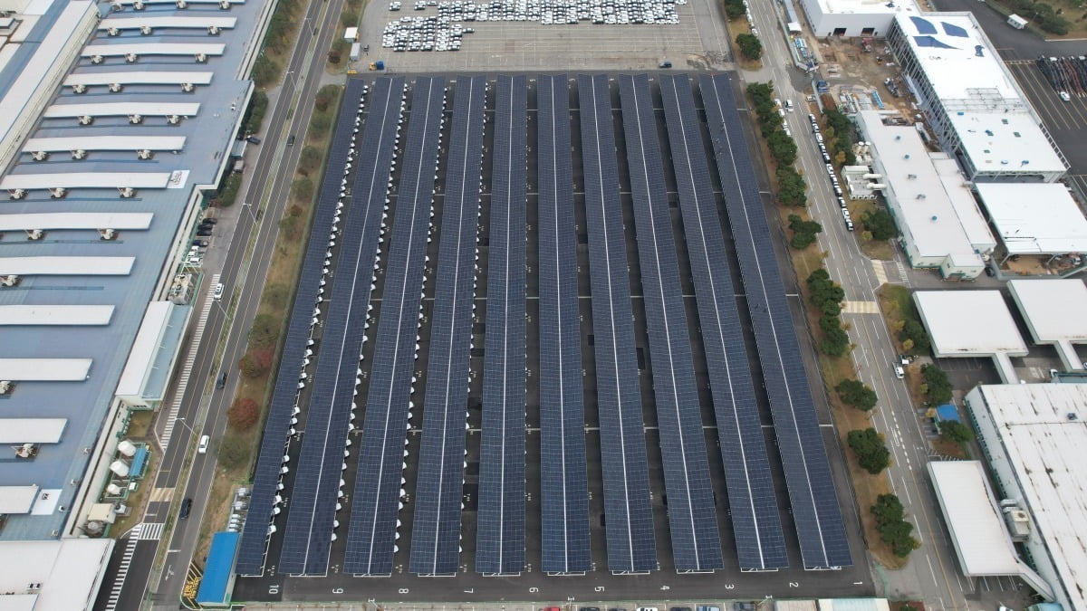 기아 오토랜드 화성 완성차 대기장에 설치된 태양광 발전설비. 사진=기아 제공